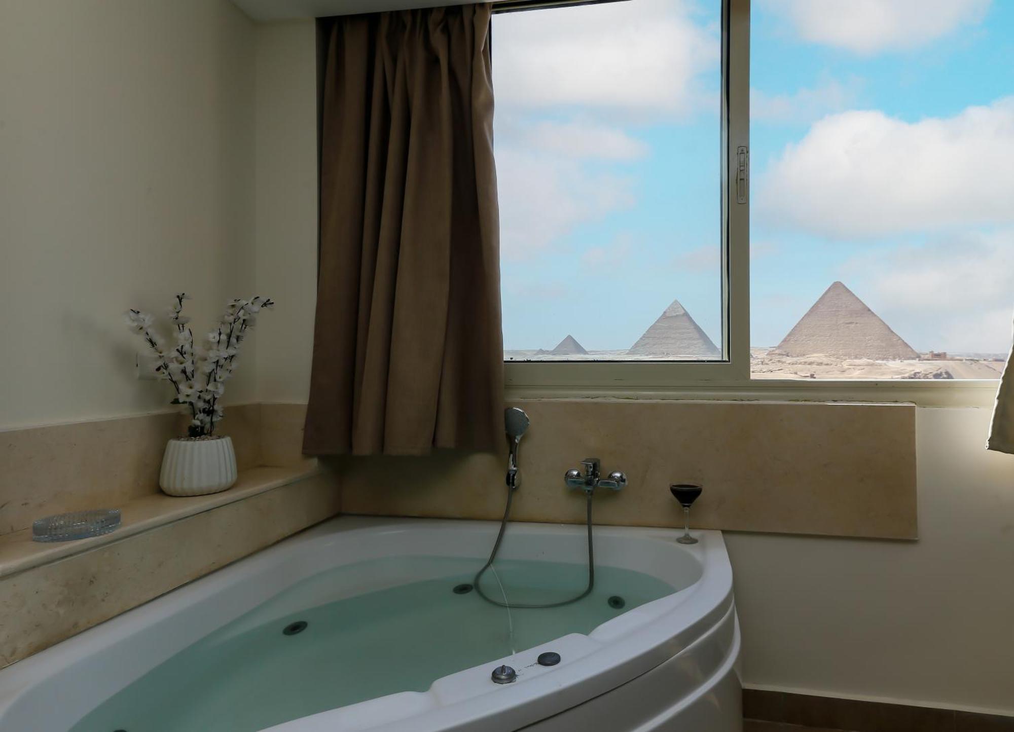 Pyramids View& Grand Museum With Jacuzzi On Eleven Floor & Roof Restaurant Apartment *