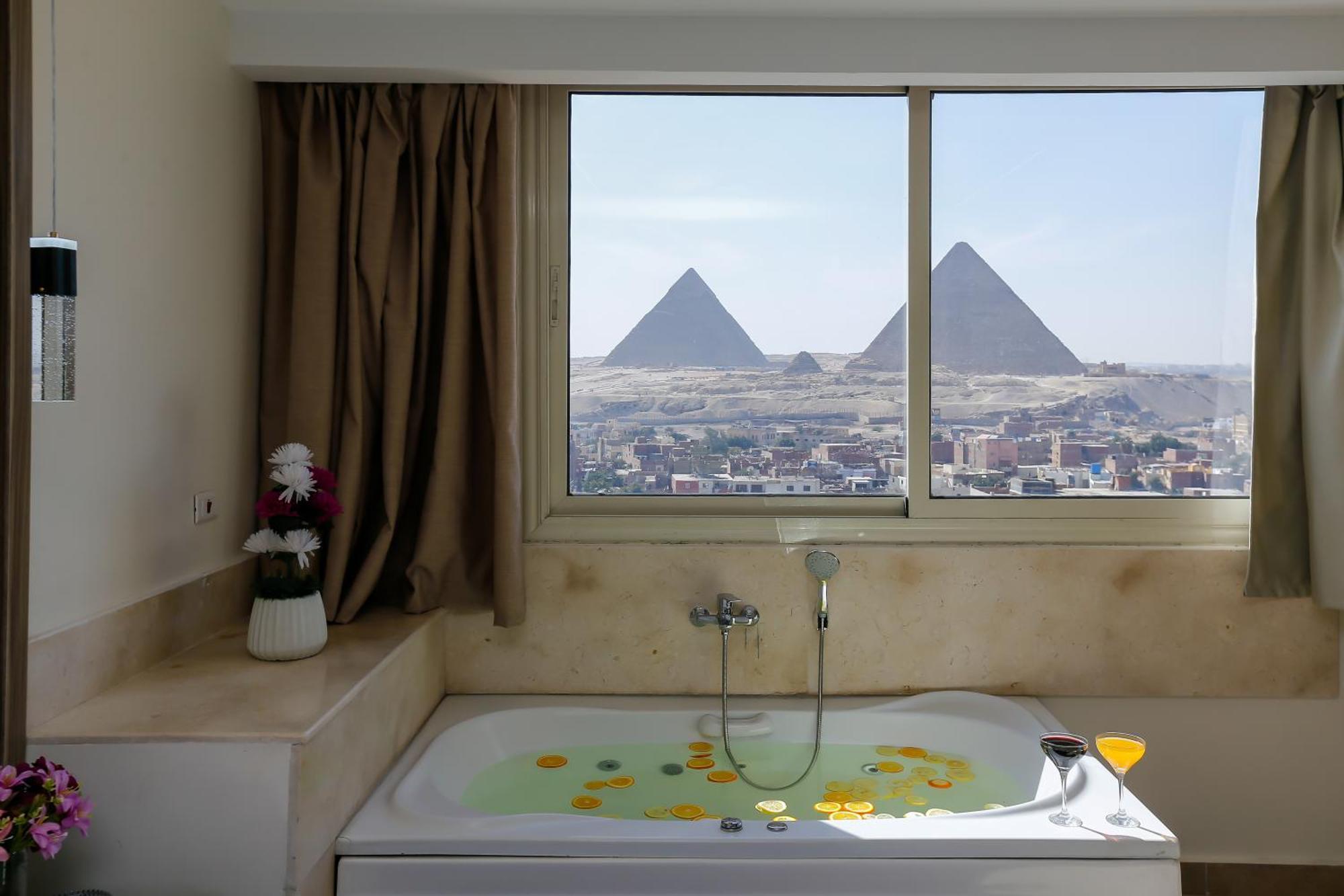 Pyramids View& Grand Museum With Jacuzzi On Eleven Floor & Roof Restaurant Apartment *